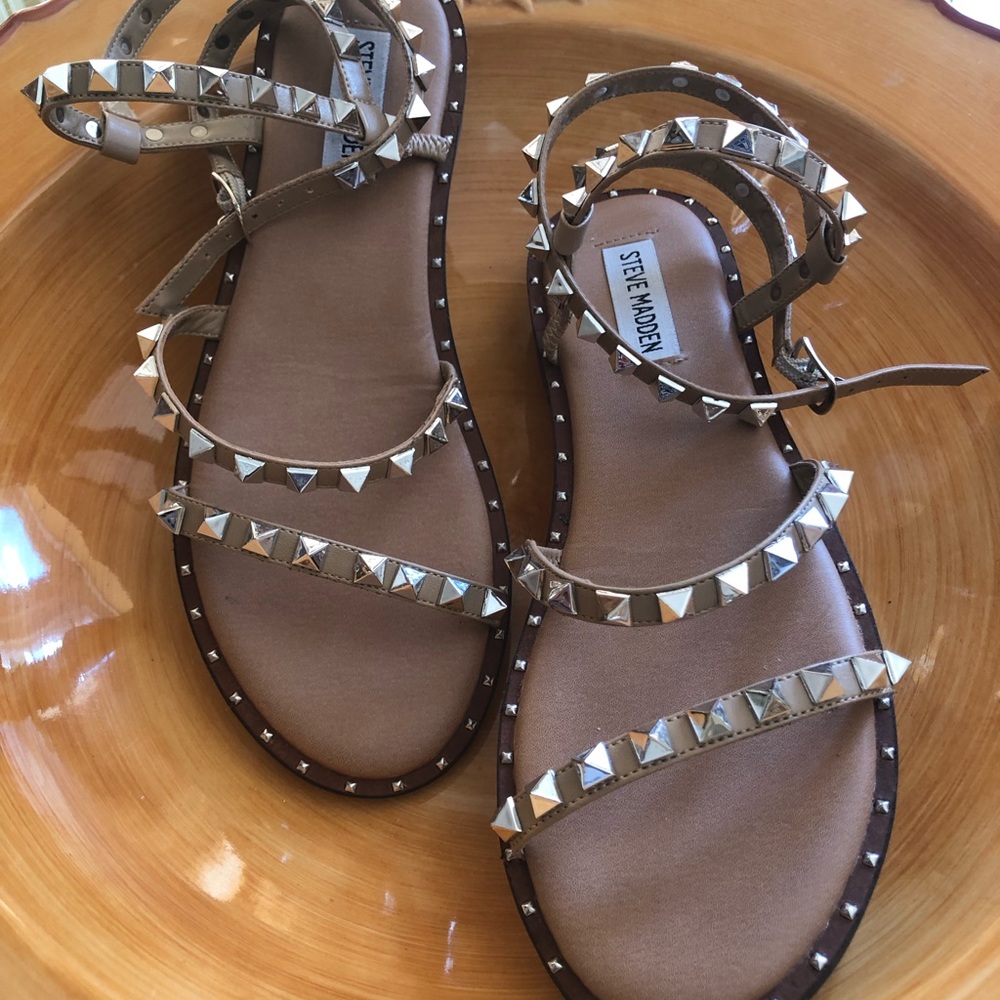 STEVE MADDEN LEATHER UPPER STRAPPY SANDALS STUDDED NEW